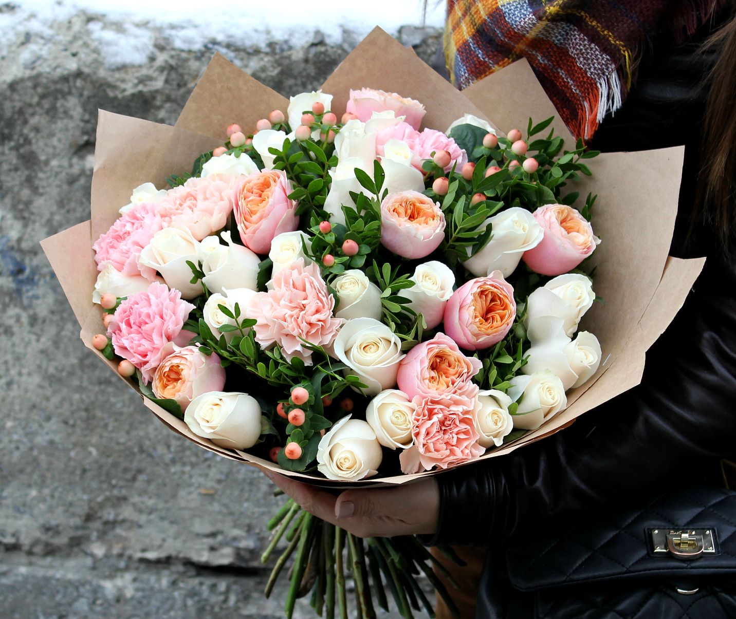 Купить букет с пионовидными розами и гвоздиками в Екатеринбурге | Ирис .