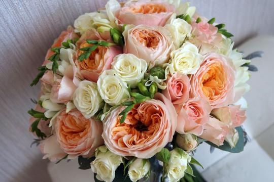 Нежный букет невесты из роз