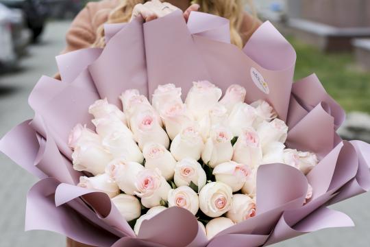 букет из 51 нежно-розововй розы цена